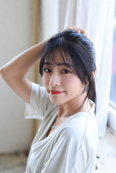 美女手抚着头发说：”我喜欢不含性的SM！“