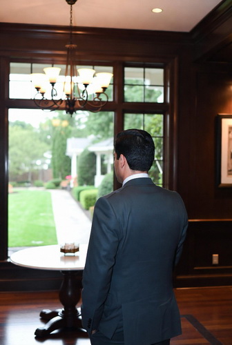 一位富有绅士背影