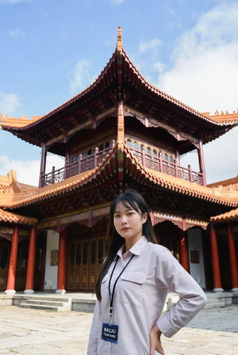 一名私人导游正在工作。