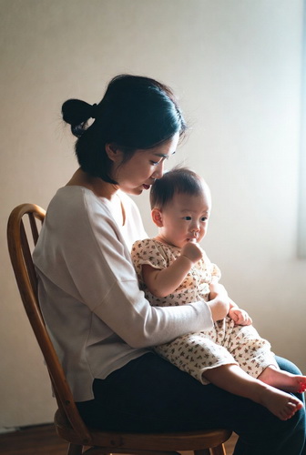 一位妇女怀抱着一个男孩。