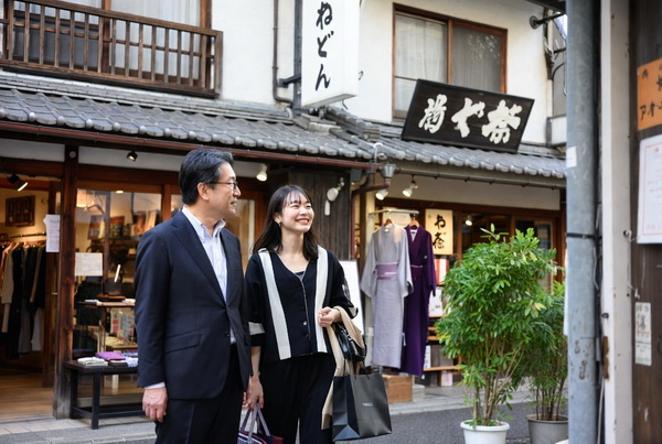 一个女生同一个男人在一起，看上去很开心！