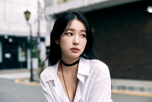 一个韩国扭头看向一边