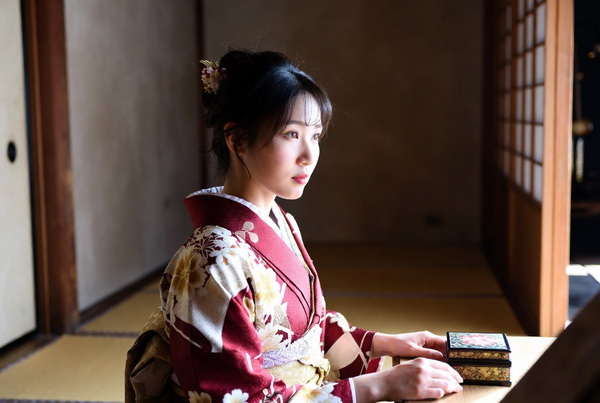 一个日本女孩看着窗外