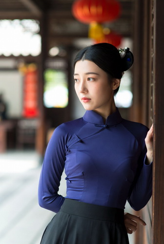 一个女生靠在门上，想着援交。