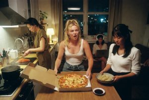 几个女生在宿舍里。