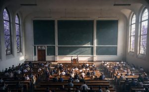 在悉尼大学的教室里，学生们正在上课。