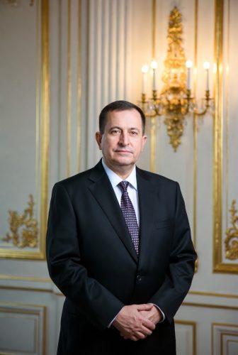 一个有钱的男人在家里。