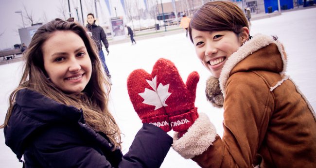 留学加拿大的女生在雪地上嬉戏。