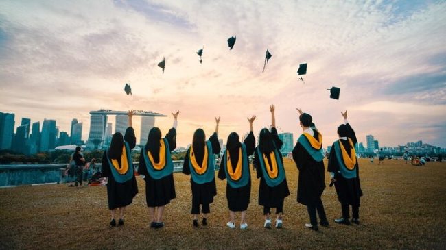 在毕业礼上，一群女留学生将博士帽抛向空中！