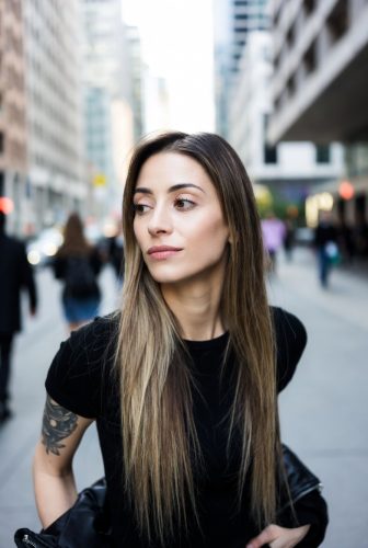 一个吸毒的女孩在街上张望。