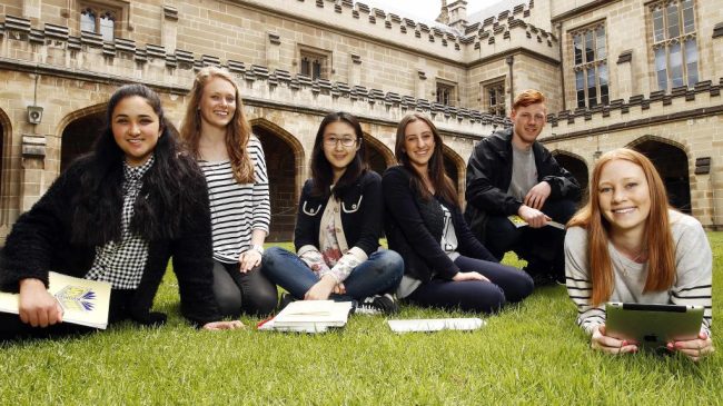 一群男女留学生在墨尔本大学。