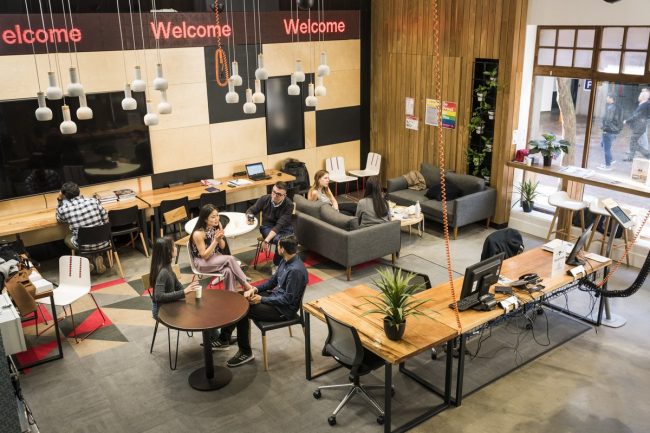 墨尔本女生在餐馆打工兼职。