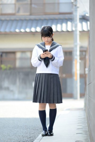 一个日本女生在手机上找包养信息。