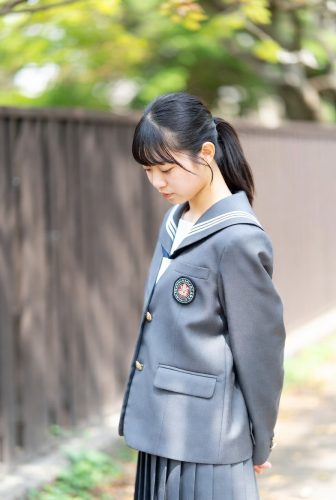 一个女孩正在低头沉思。