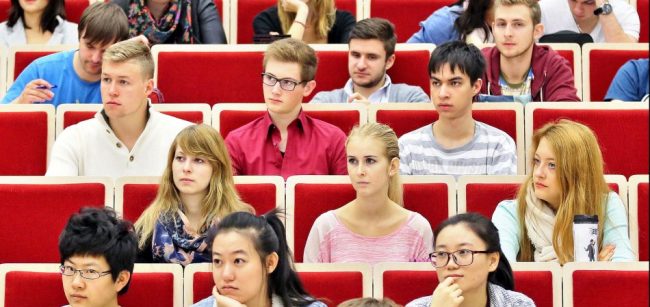 德国留学生在阶梯教室里上课。