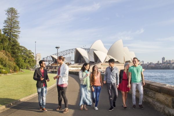 一群留学生在悉尼歌剧院前散步。