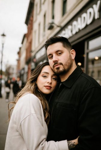 一个女人依偎在一个男人怀里。