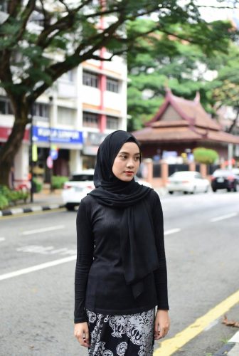 一个女孩站在马来西亚吉隆坡街头。